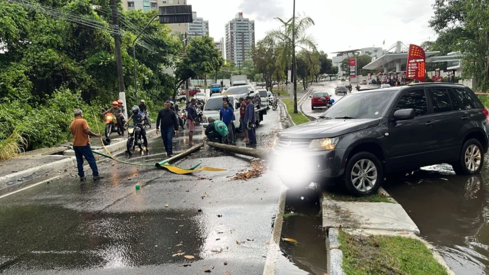 Carro colide contra poste em avenida de Manaus durante chuva