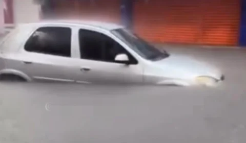 VÍDEO: centro de Manaus alaga e carro fica submerso por causa de forte chuva