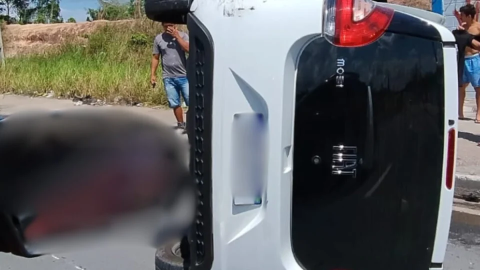 VÍDEO: carros capotam em colisão na rodovia AM-010