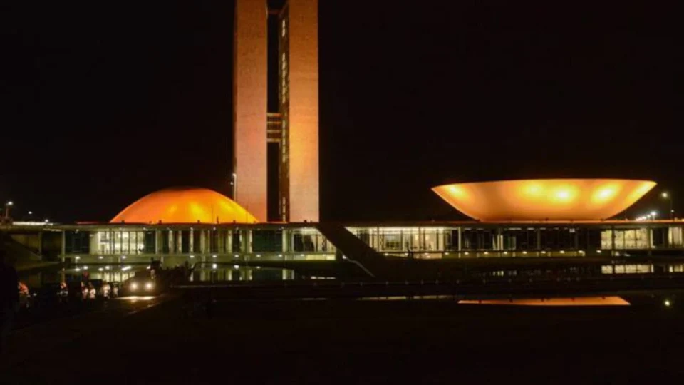 TDAH: Congresso é iluminado de laranja para conscientização sobre transtorno