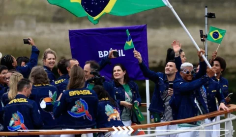 Olimpíadas 2024: delegação brasileira desfila pelo rio Sena; veja