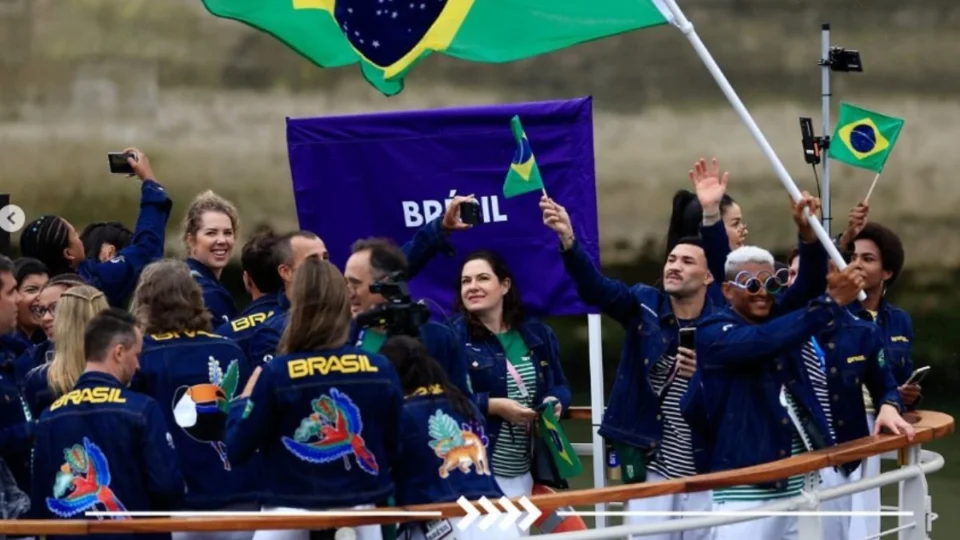 Olimpíadas 2024: delegação brasileira desfila pelo rio Sena; veja