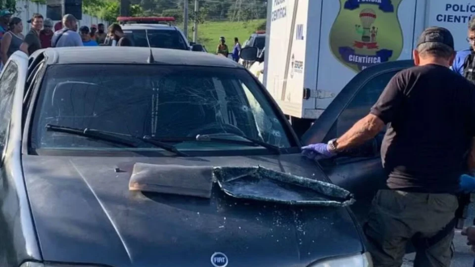 Mãe e filho são mortos a tiros dentro de carro; bebê ficou ferido