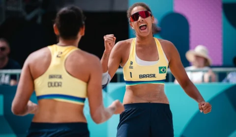 Olimpíadas 2024: Brasil derrota Espanha no vôlei de praia