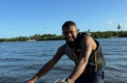 Exagerou? Internautas reparam em calça justa de Davi Brito