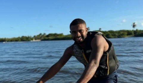 Exagerou? Internautas reparam em calça justa de Davi Brito