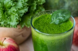 Suco de espinafre com maçã ajuda na imunidade; veja receita