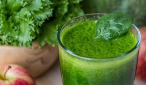 Suco de espinafre com maçã ajuda na imunidade; veja receita