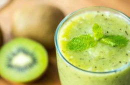 Glicose alta? Veja benefícios do suco de kiwi e espinafre