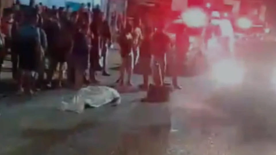 VÍDEO: homem é atropelado na faixa de pedestre e arrastado em Manaus