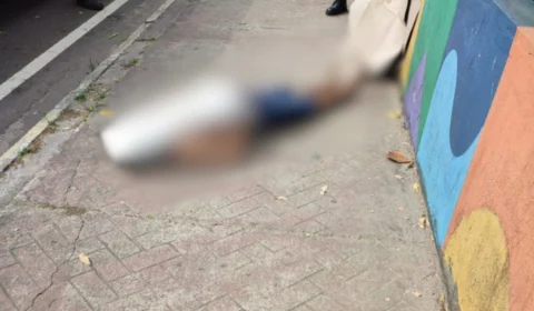 VÍDEO: com perfurações pelo corpo, homem é achado morto em Manaus