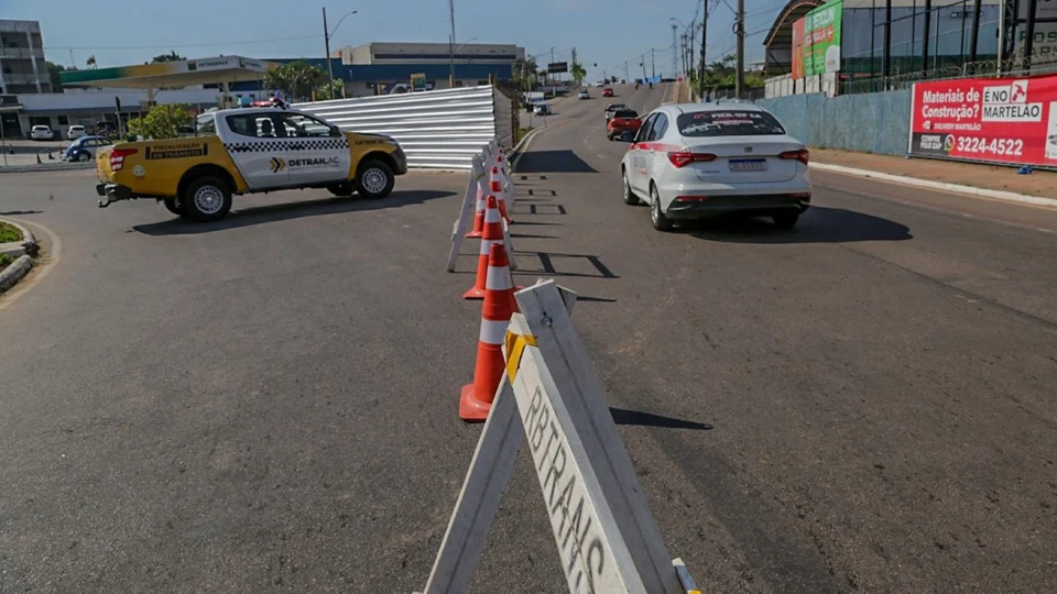 RBTrans interdita rotatória da AABB para obras do viaduto e traça rotas alternativas