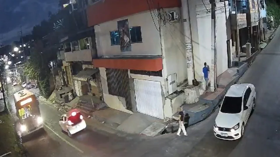VÍDEO: câmera de segurança registra atropelamento de idosa em Manaus
