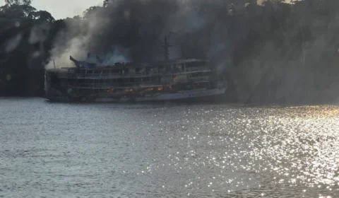 Incêndio em barco deixa criança e duas mulheres mortas no AM