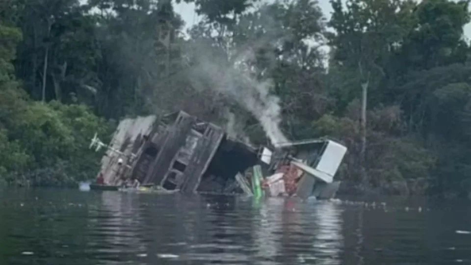Idosa é a quarta vítima de incêndio em barco no Amazonas