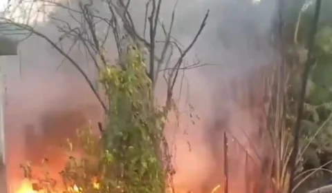 VÍDEO: Incêndio em grande proporções destrói casa na zona Leste de Manaus