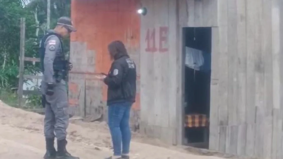 Homem é encontrado morto a facadas dentro da própria casa em Manaus