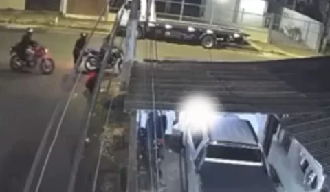 VÍDEO: mulher aguarda rota do trabalho e é assaltada em Manaus