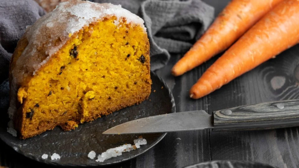 Veja como fazer um bolo de cenoura com apenas 3 ingredientes
