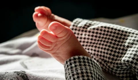 Pai é preso por envenenar a própria filha recém-nascida com chumbinho