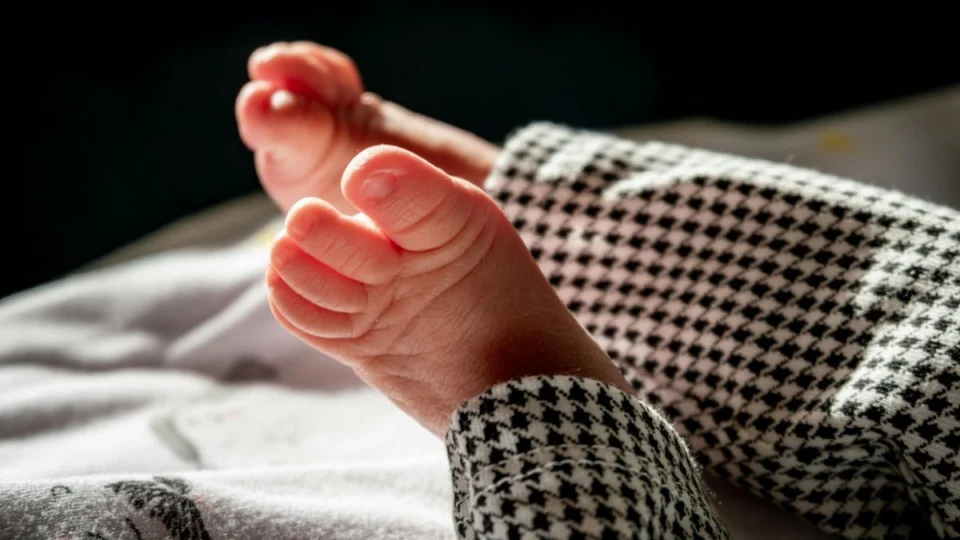 Pai é preso por envenenar a própria filha recém-nascida com chumbinho