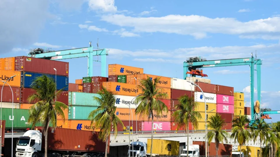 Procon notifica empresas de navegação para esclarecer sobretaxa no AM