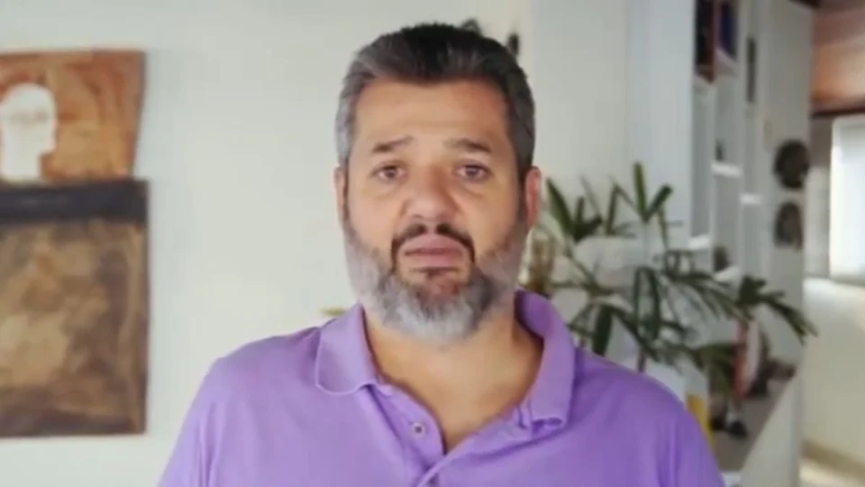 Procurador que cuspiu em mulher no cinema pede “desculpas” em vídeo