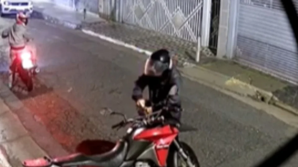 VÍDEO: Ladrão rouba moto em apenas 27 segundos