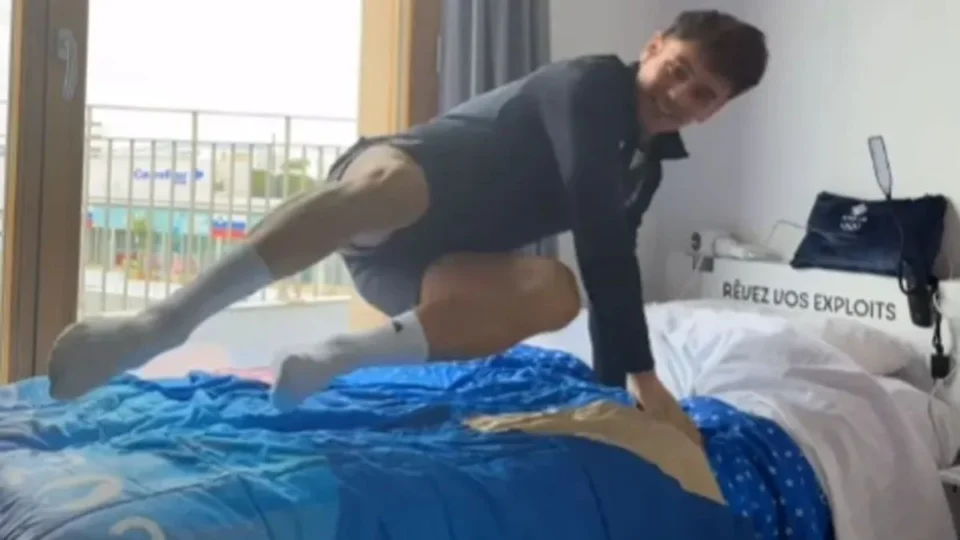 Atleta britânico testa camas de papelão ‘antissexo’ na Vila Olímpica de Paris