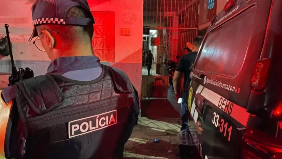 Vizinhos encontram homem morto dentro de kitnet em Manaus