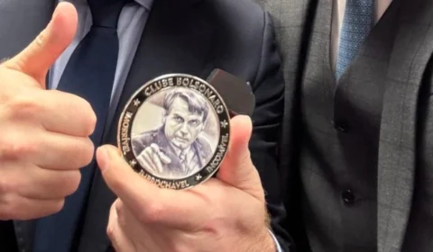 Bolsonaro dá medalha de ‘imbrochável’ e ‘imorrível’ para Milei