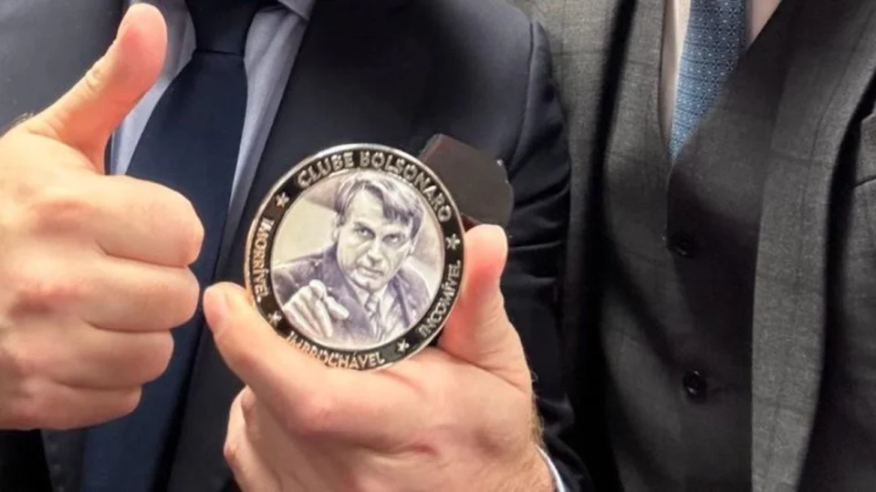 Bolsonaro dá medalha de ‘imbrochável’ e ‘imorrível’ para Milei