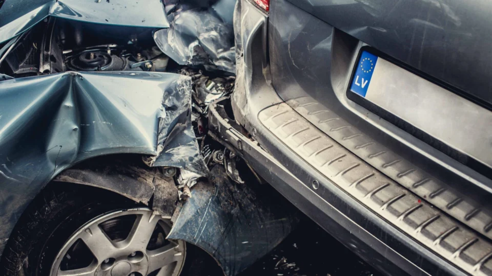 Acidente entre veículos arremessa pessoas para debaixo de micro-ônibus no DF