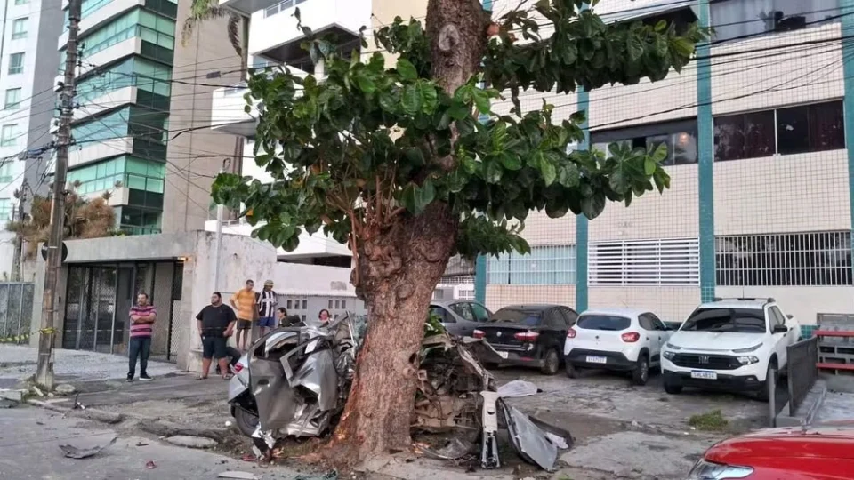 Cinco pessoas morrem e uma fica ferida em acidente após carro bater em árvore