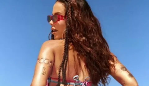 Anitta posa em praia na França e deixa bumbum à mostra