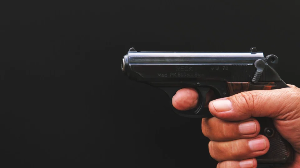 Adolescente de 14 anos é apreendido após troca de tiros com a polícia em Rio Branco