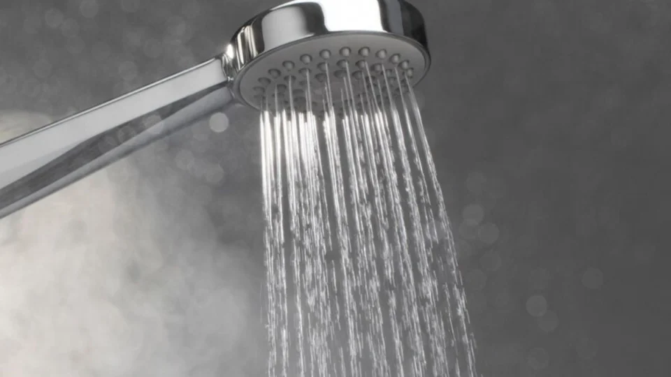 Pode tomar menos banhos no inverno? Especialista responde