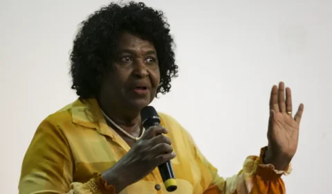 Benedita da Silva reage à fala de Carla Zambelli