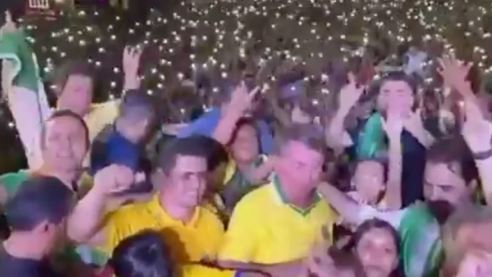 Filho de Bolsonaro mostra vídeo do pai no Pará cercado de apoiadores