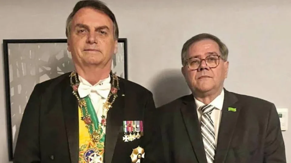 Médico de Bolsonaro foi funcionário fantasma nos EUA, diz Apex