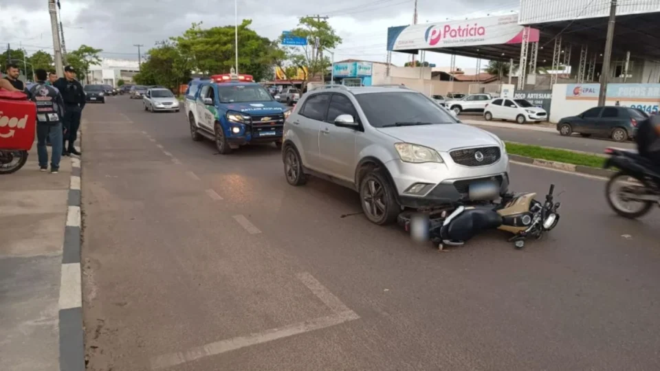 Vídeo: carro arrasta motocicleta por quase 200 metros em Boa Vista
