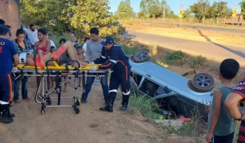 Motorista embriagado capota carro com 5 crianças em Palmas