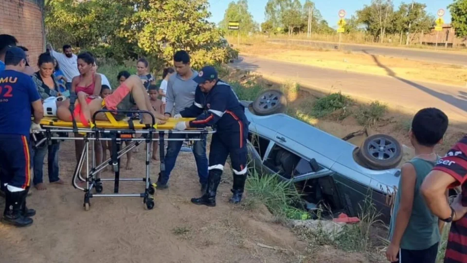 Motorista embriagado capota carro com 5 crianças em Palmas