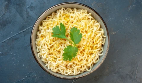 Noivos servem miojo no casamento e revoltam convidados