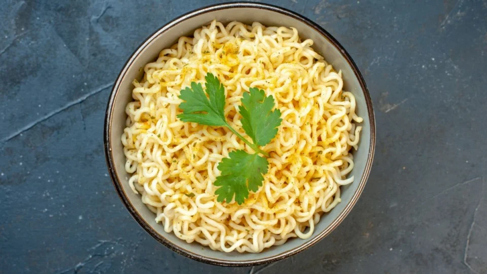 Noivos servem miojo no casamento e revoltam convidados