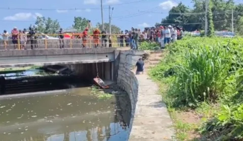 Mulher chora em desespero ao ver corpo em igarapé de Manaus