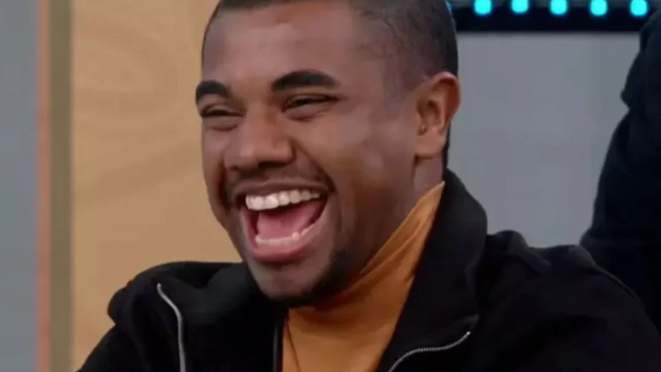 VÍDEO: Davi Brito é visto no shopping após dizer que estava doente