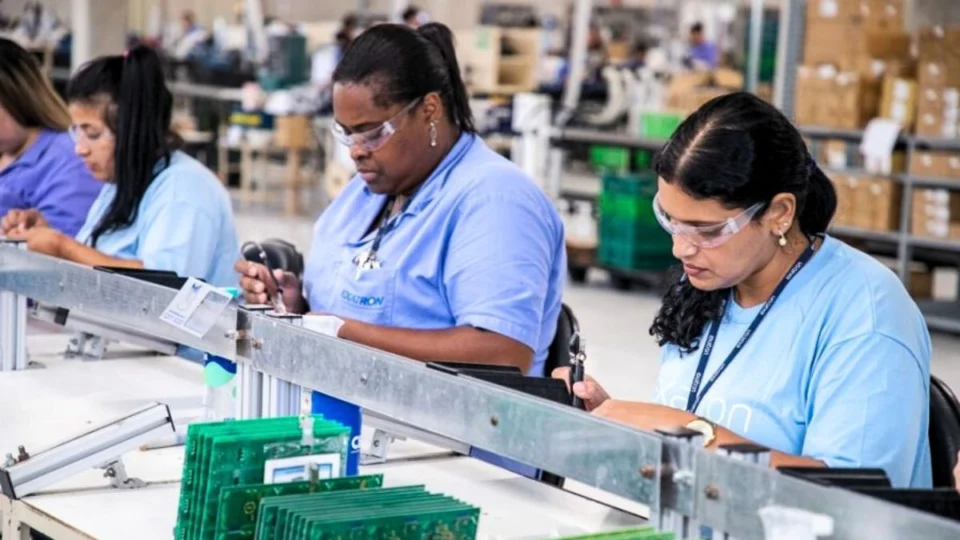 Desemprego tem menor índice no trimestre desde 2014, diz IBGE