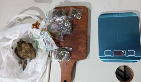 Casal com tornozeleira eletrônica é preso por tráfico de drogas em Ariquemes