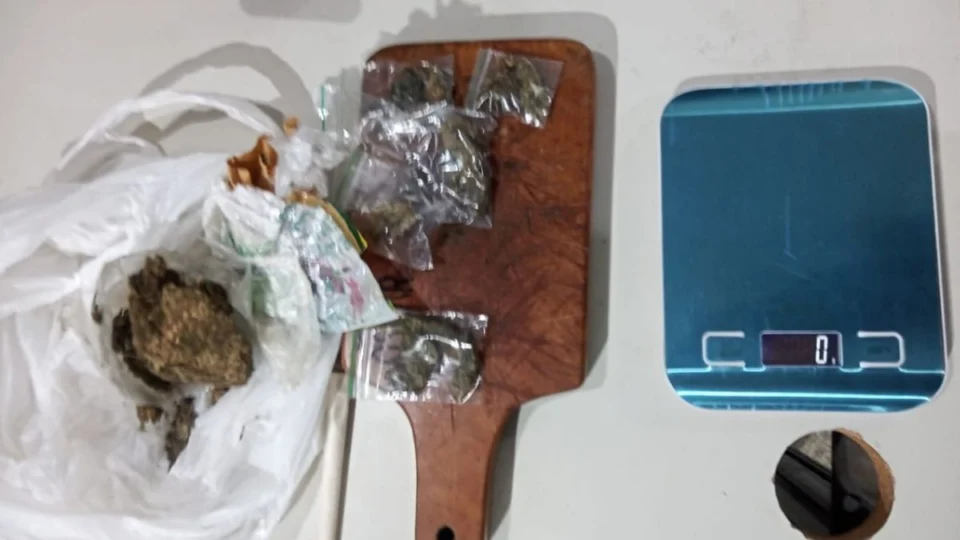 Casal com tornozeleira eletrônica é preso por tráfico de drogas em Ariquemes